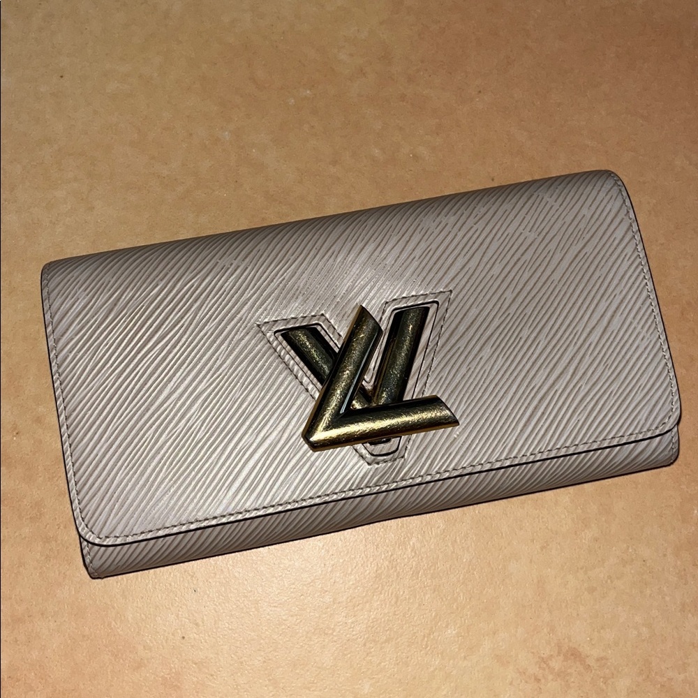 Authentic Louis Vuitton Twist Lock Wallet in Taupe with Gold Hardware LV - Picture 3 of 13
